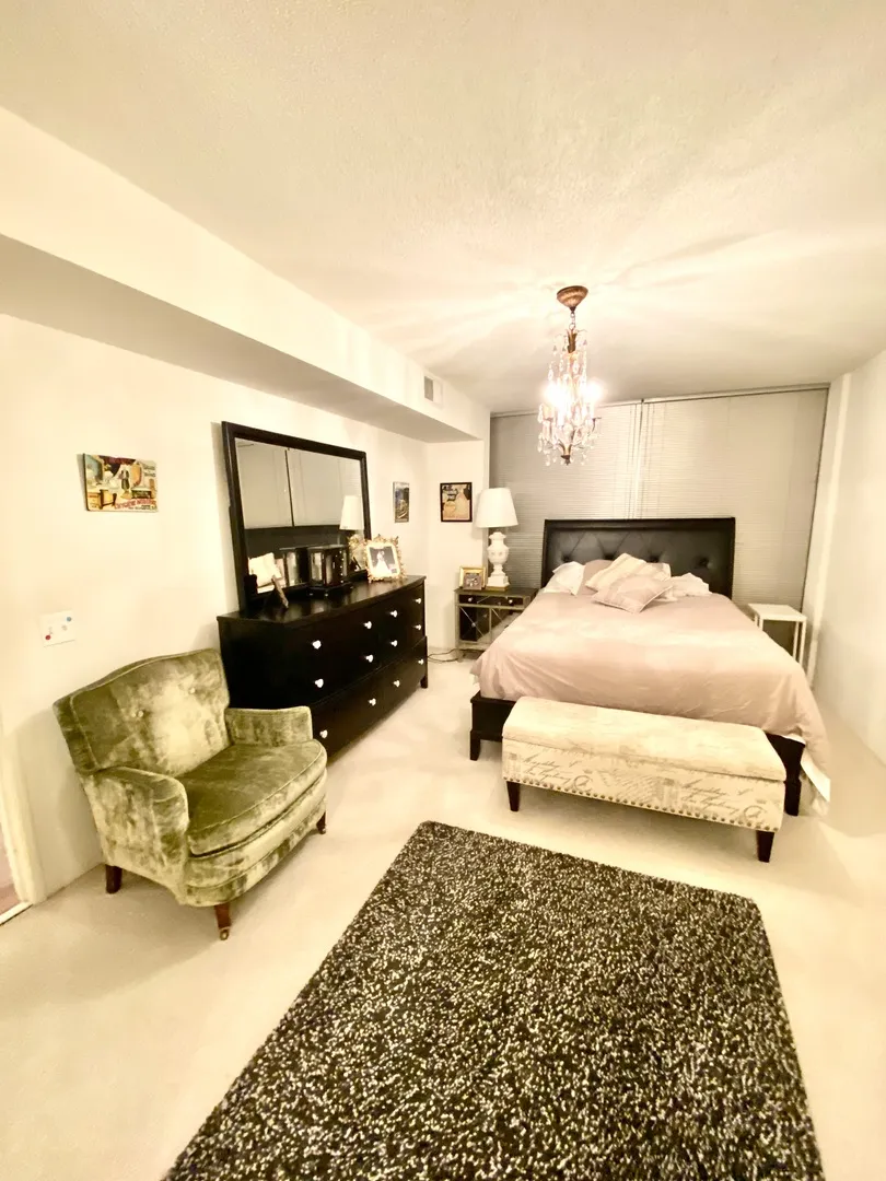 9725 Woods Dr, ,  60077, USA 60077-Skokie-IL