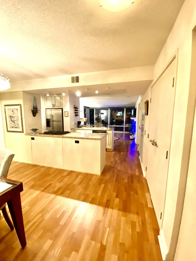 9725 Woods Dr, ,  60077, USA 60077-Skokie-IL