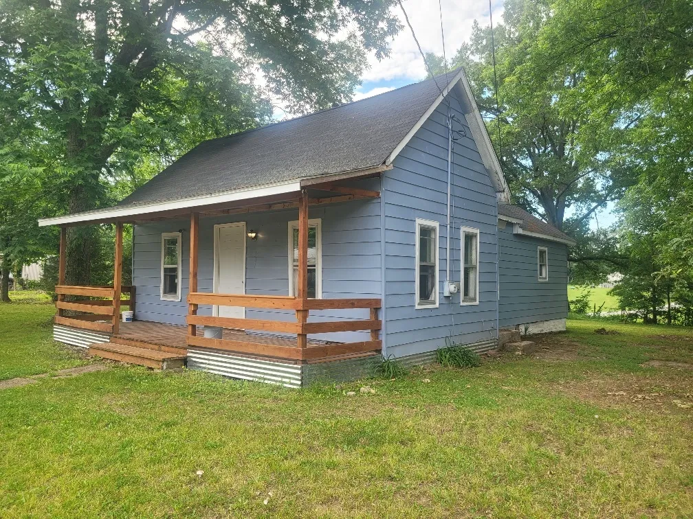 301 E Olive St, McLeansboro,  62859, USA 62859-Mcleansboro-IL