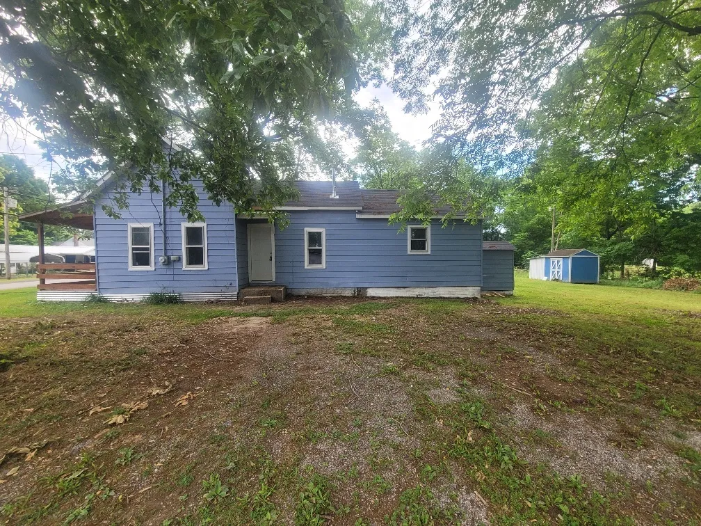 301 E Olive St, McLeansboro,  62859, USA 62859-Mcleansboro-IL