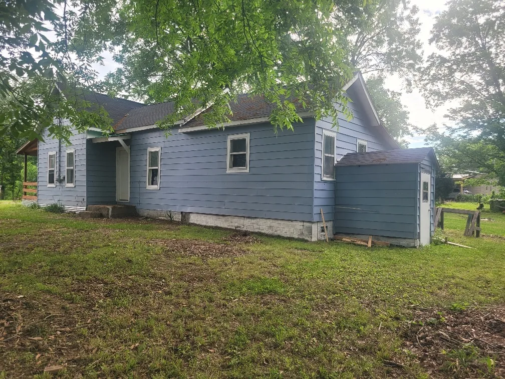 301 E Olive St, McLeansboro,  62859, USA 62859-Mcleansboro-IL