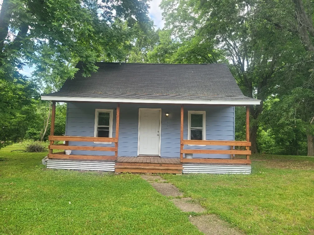 301 E Olive St, McLeansboro,  62859, USA 62859-Mcleansboro-IL