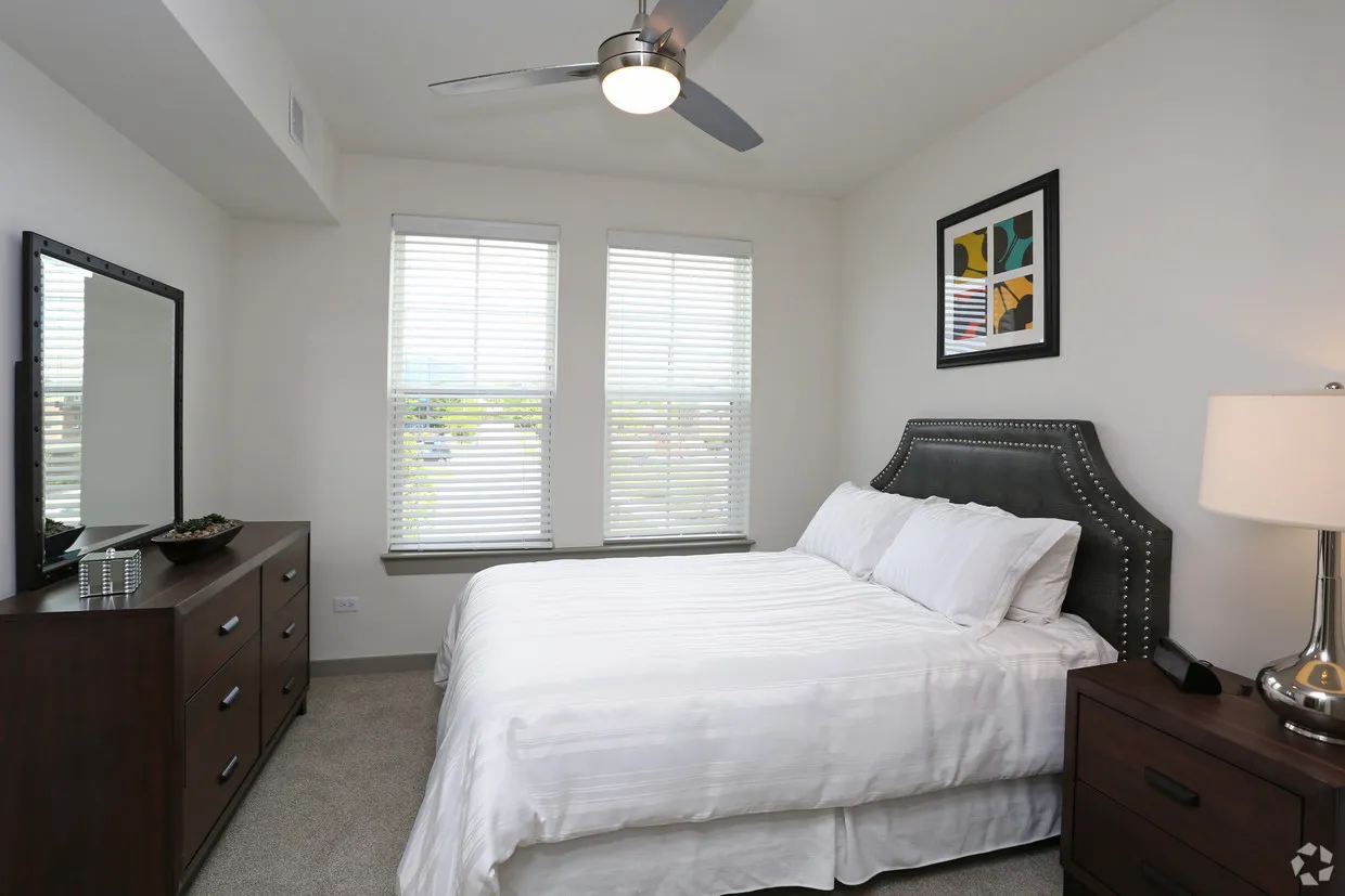 670 E Algonquin Rd, , 60173, USA 60173-Schaumburg-IL