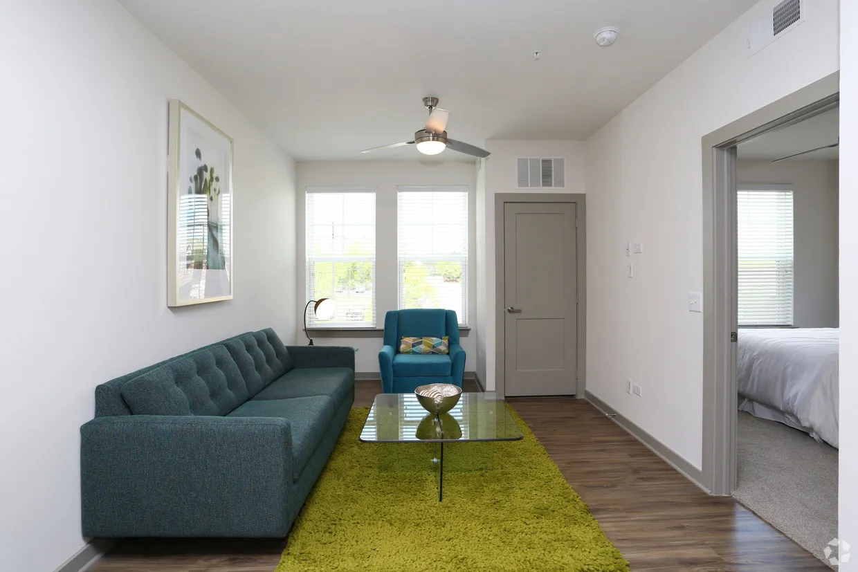 670 E Algonquin Rd, , 60173, USA 60173-Schaumburg-IL