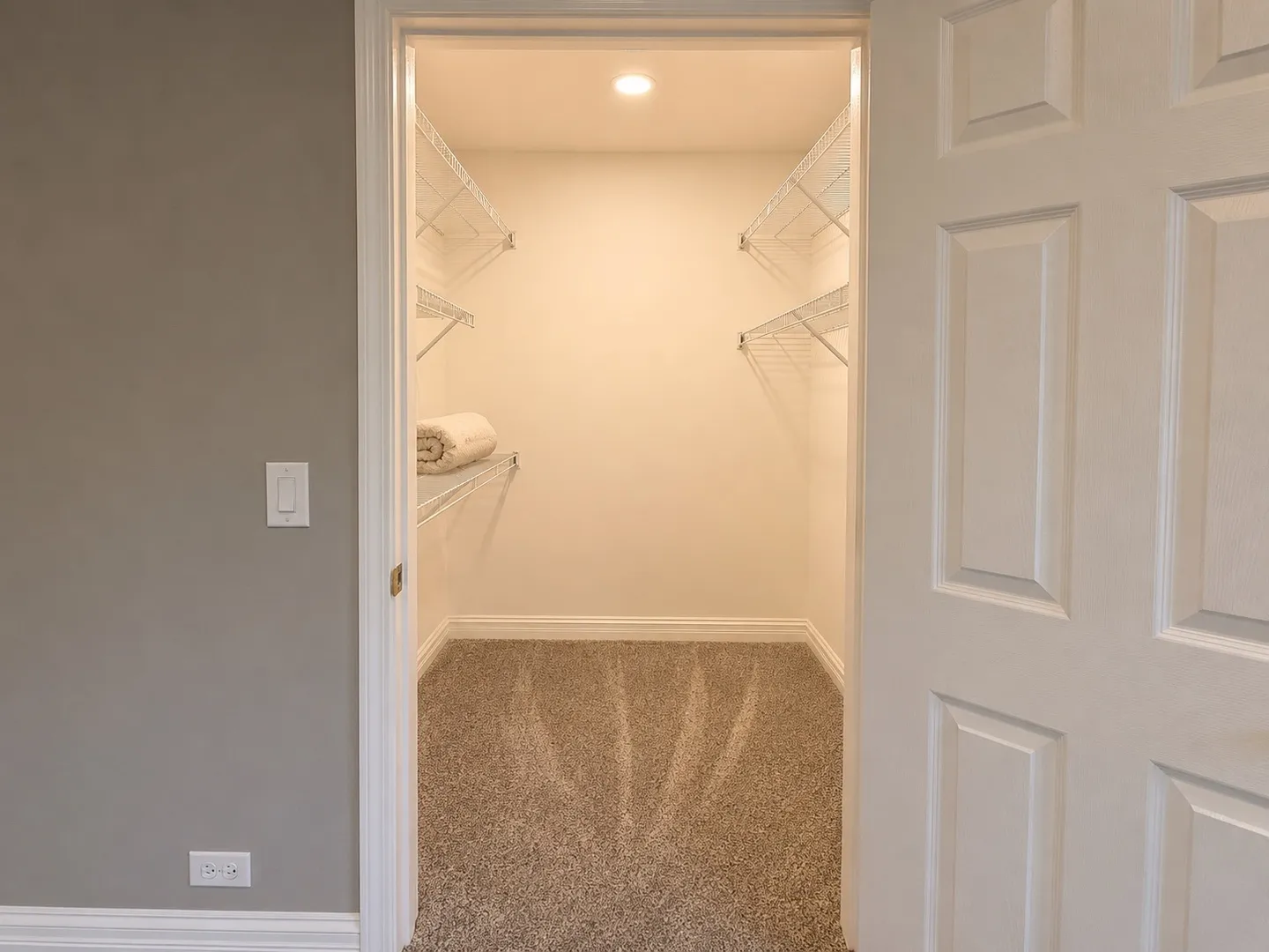 82 Holmes Way, , 60193, USA 60193-Schaumburg-IL