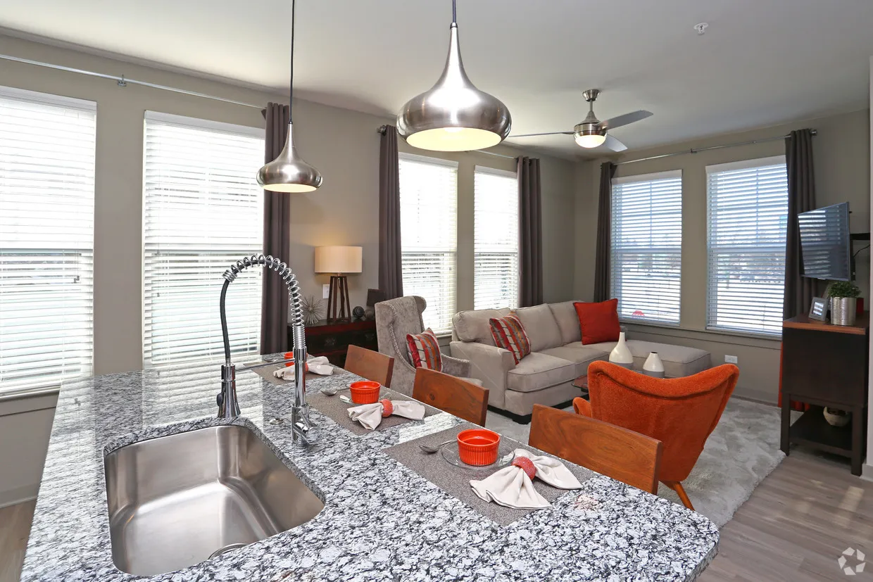 670 E Algonquin Rd, ,  60173, USA 60173-Schaumburg-IL