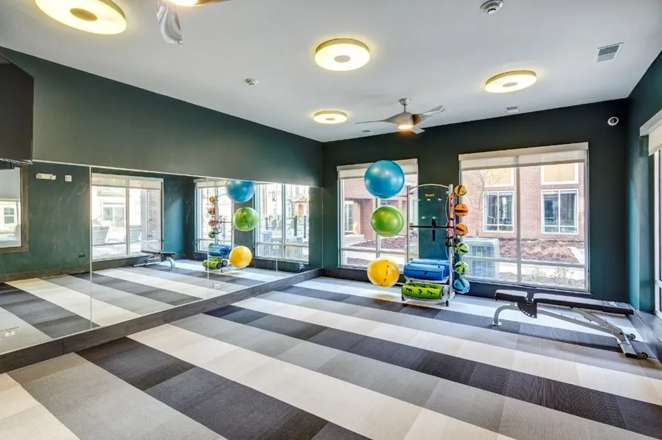 670 E Algonquin Rd, ,  60173, USA 60173-Schaumburg-IL