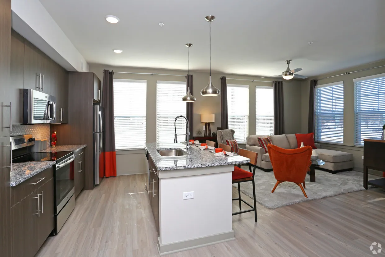 670 E Algonquin Rd, ,  60173, USA 60173-Schaumburg-IL