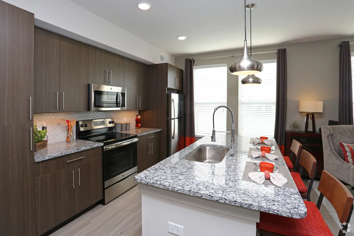 680 E Algonquin Rd, ,  60173, USA 60173-Schaumburg-IL