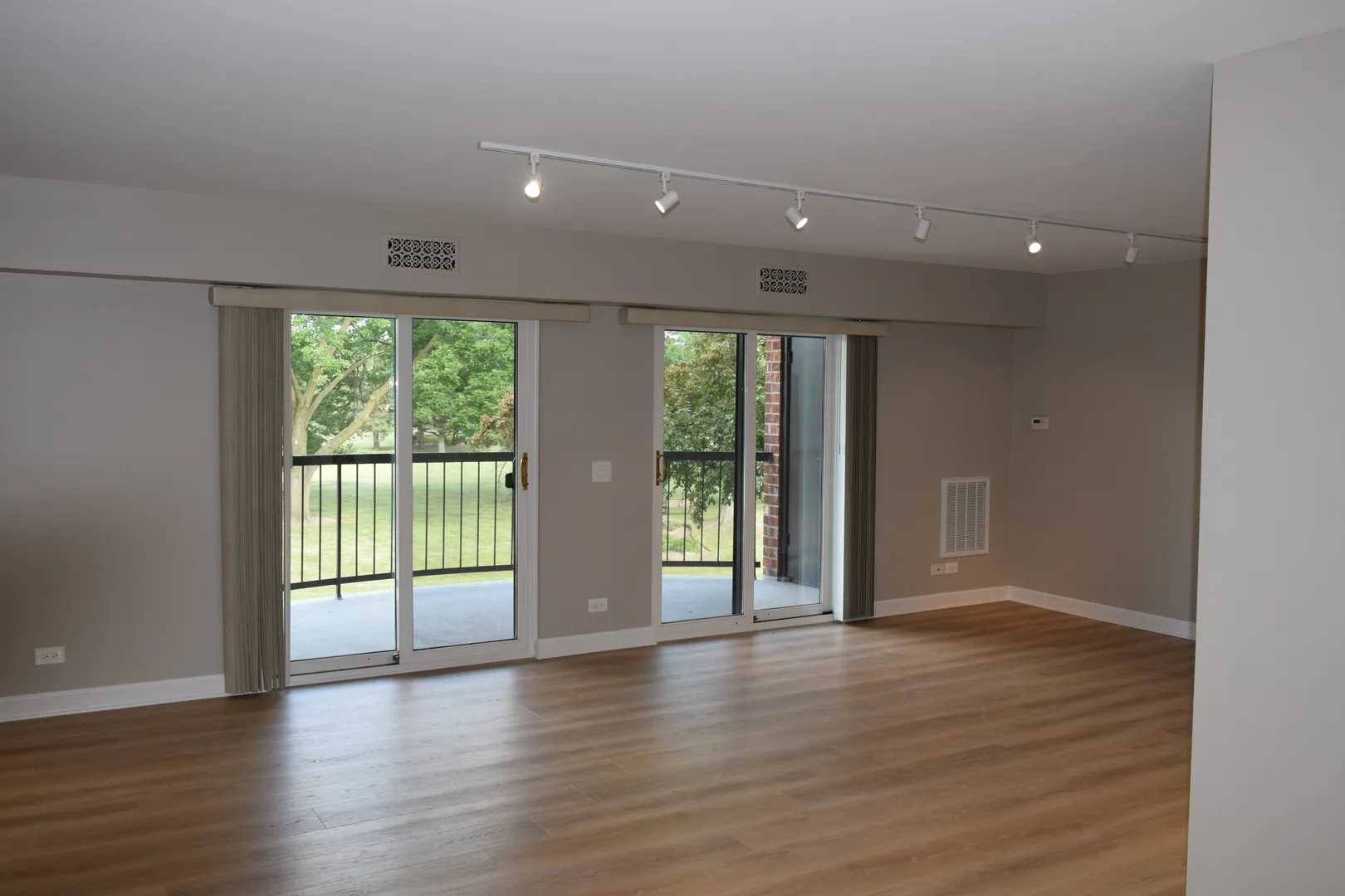 1405 E Central Rd, ,  60005, USA 60005-Arlington Heights-IL