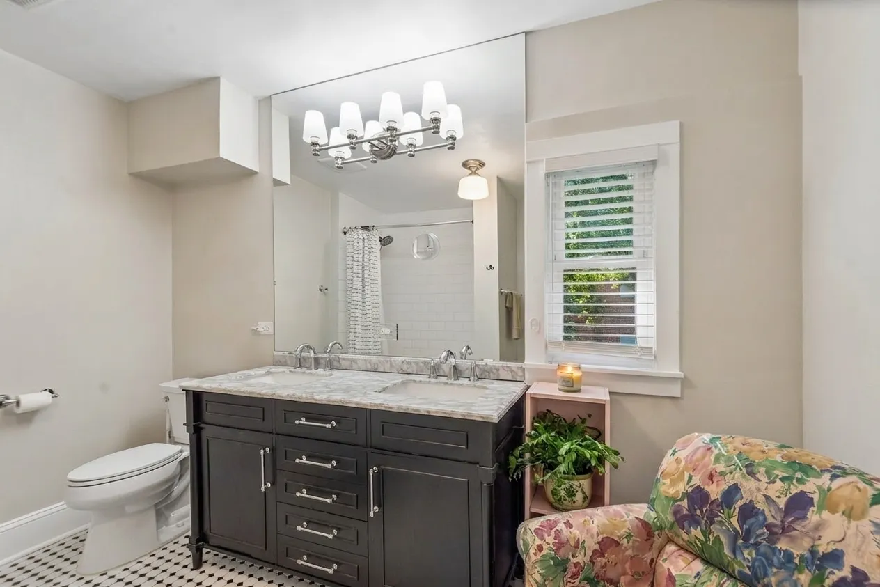 213 W Maple Ave, ,  60048, USA 60048-Libertyville-IL