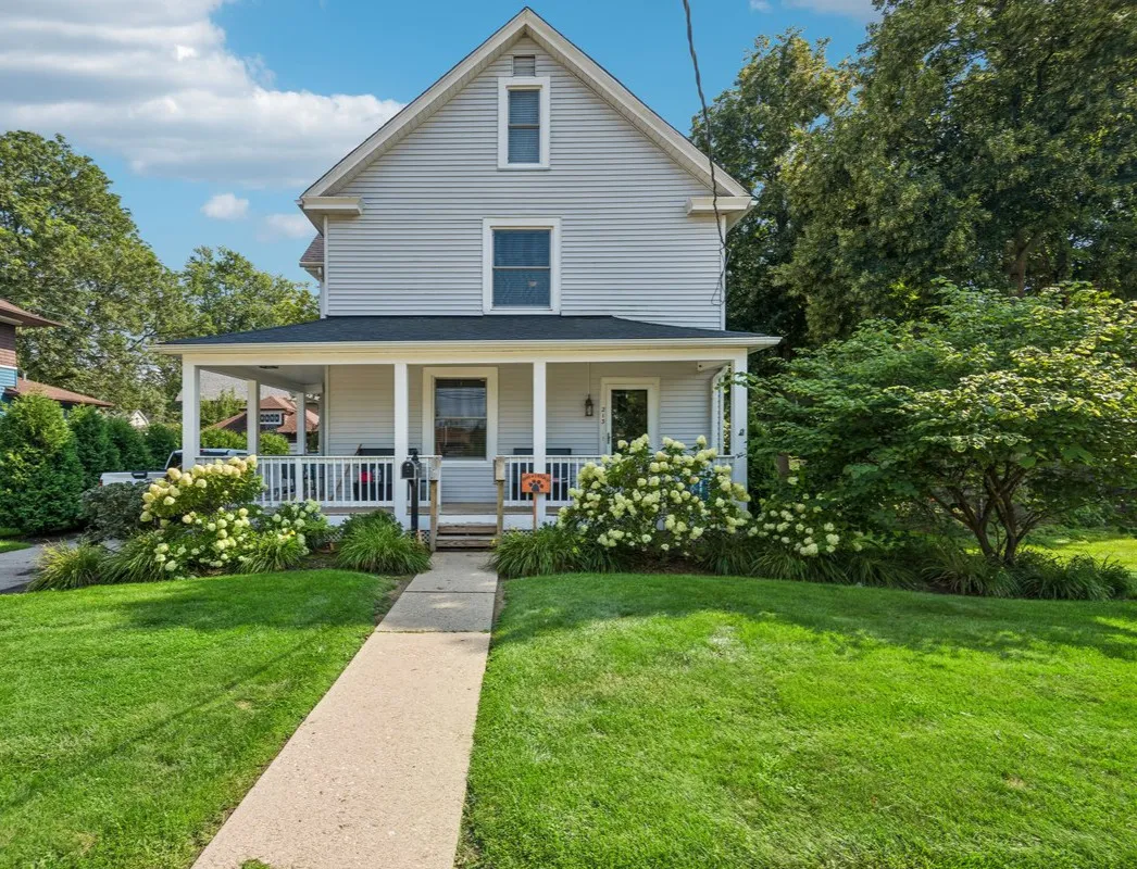 213 W Maple Ave, ,  60048, USA 60048-Libertyville-IL