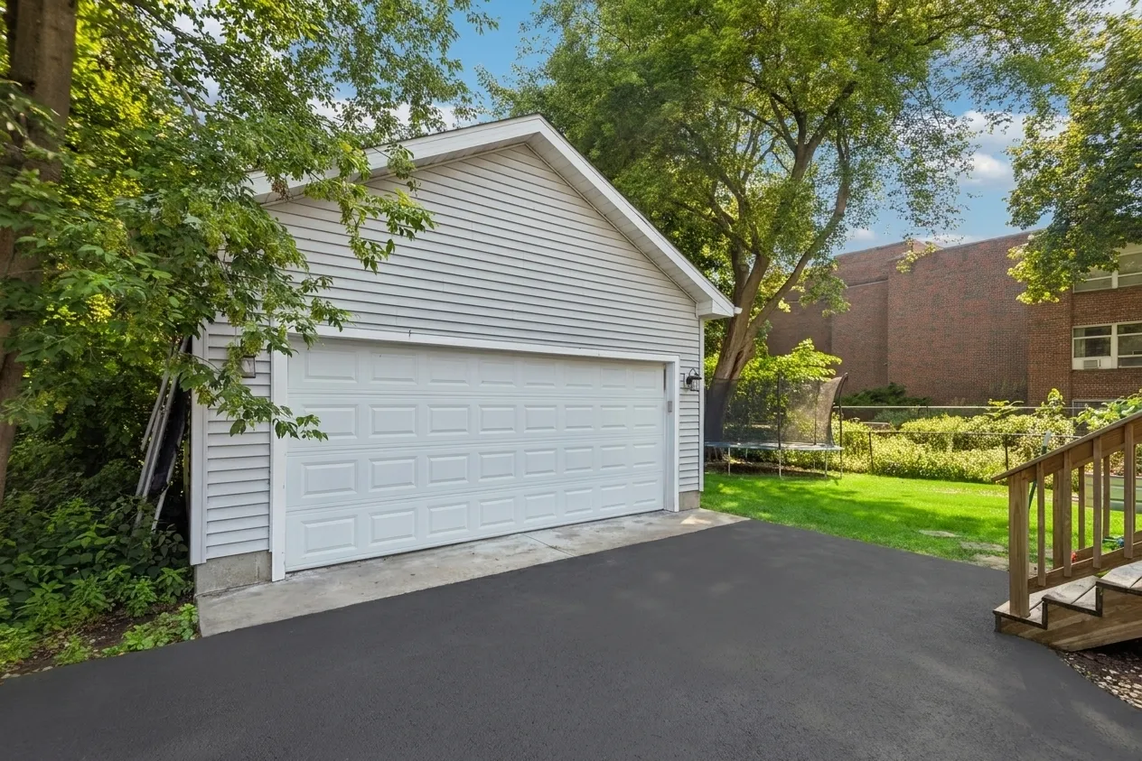 213 W Maple Ave, ,  60048, USA 60048-Libertyville-IL