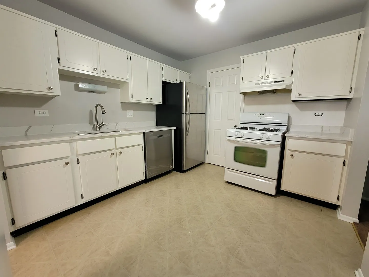1460 7 Pines Rd, ,  60193, USA 60193-Schaumburg-IL