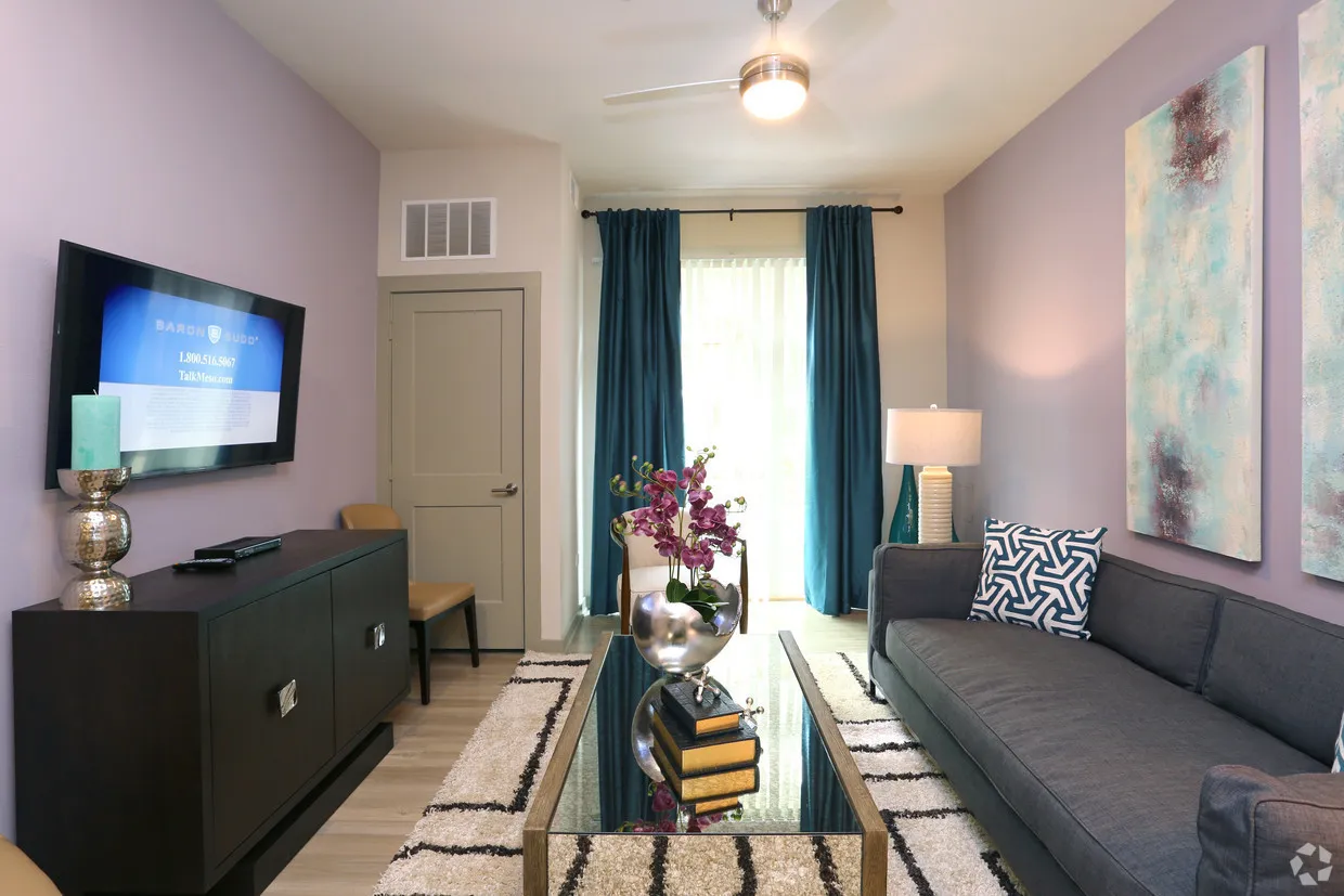 680 E Algonquin Rd, ,  60173, USA 60173-Schaumburg-IL