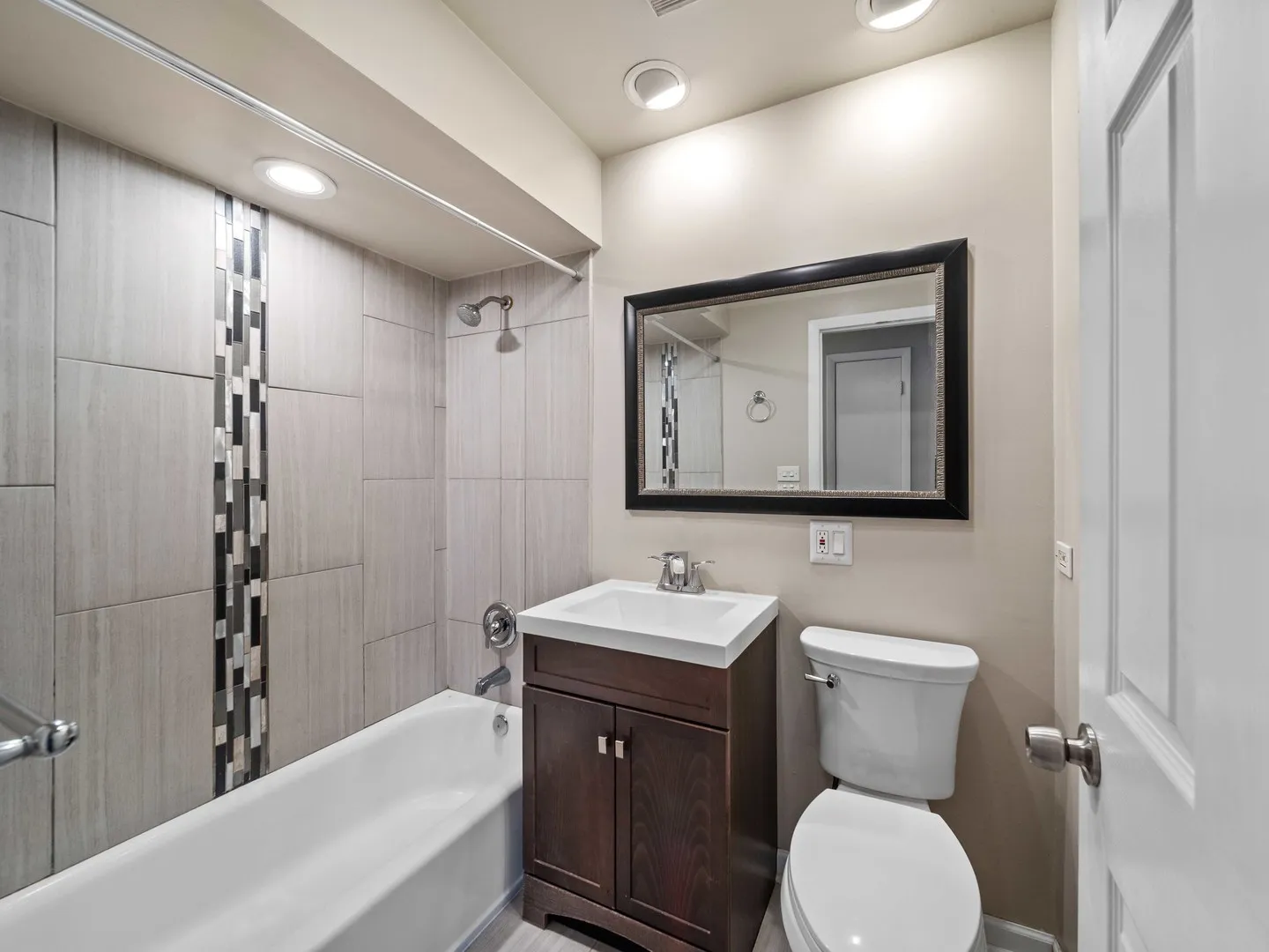 415 Tennyson Rd, ,  60103, USA 60103-Bartlett-IL