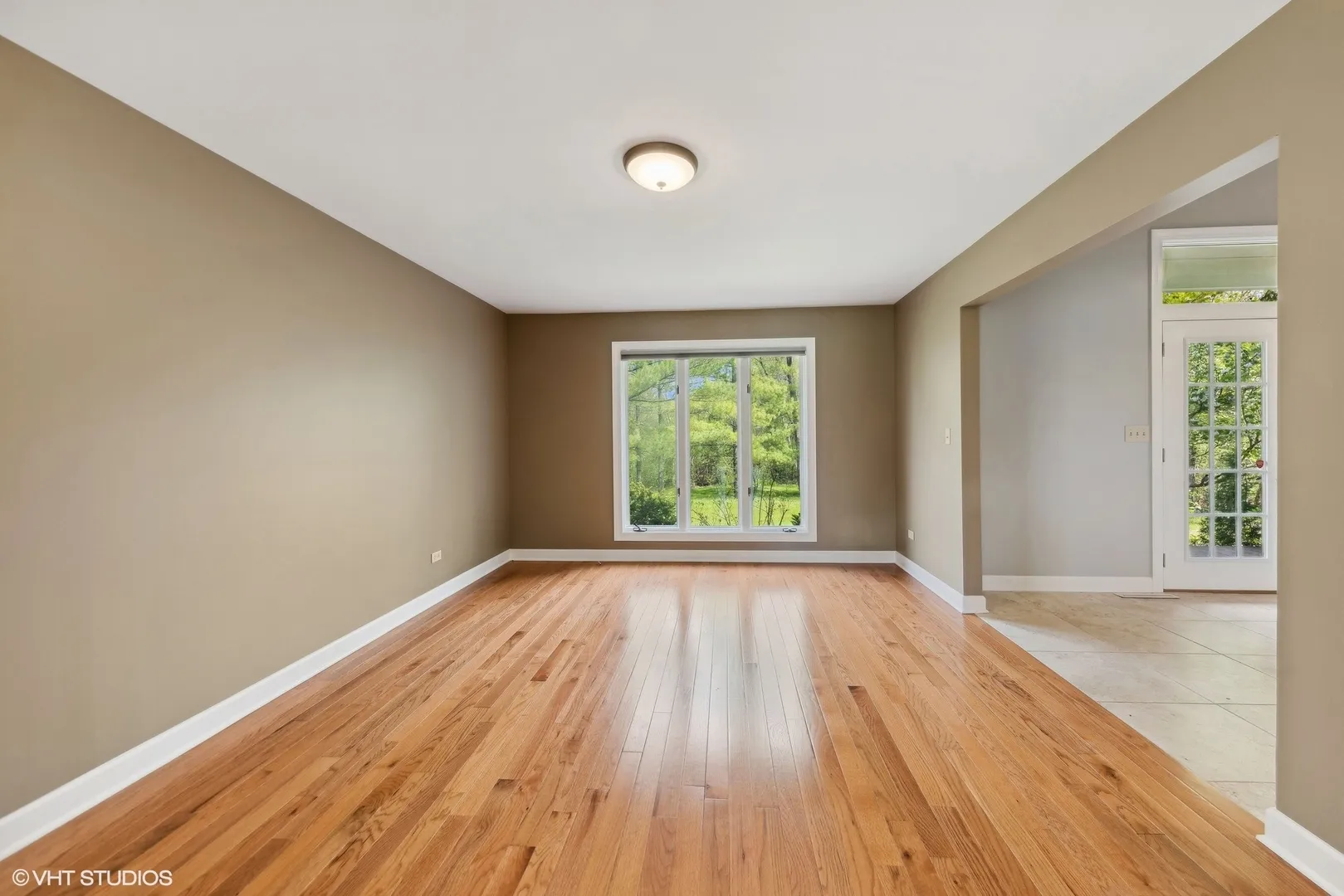 15020 King Dr, Libertyville, 60048, USA 60048-Green Oaks-IL