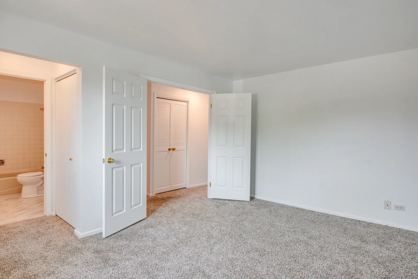 889 Heatherbrook Ct, , 60189, USA 60189-Wheaton-IL