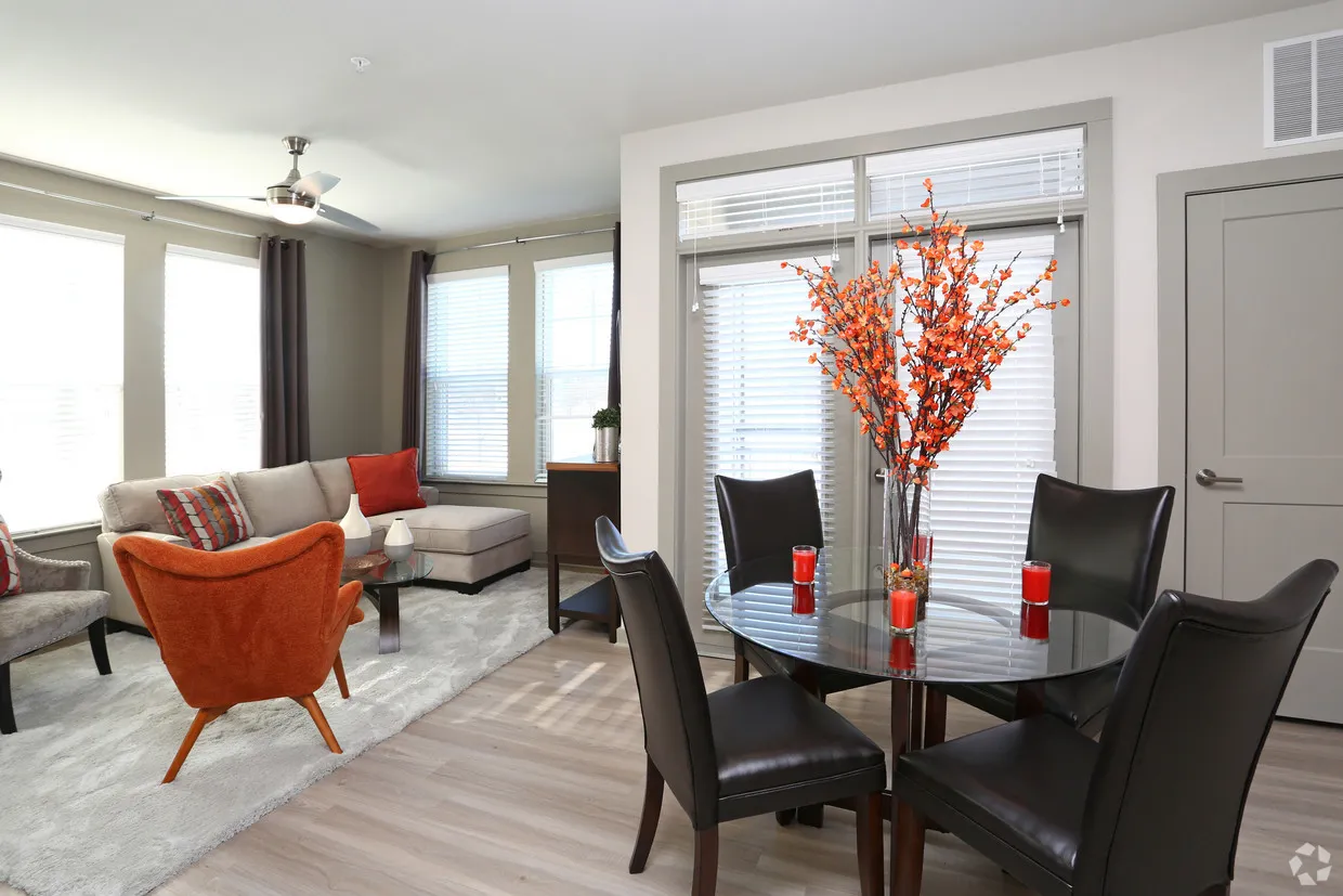 690 E Algonquin Rd, ,  60173, USA 60173-Schaumburg-IL