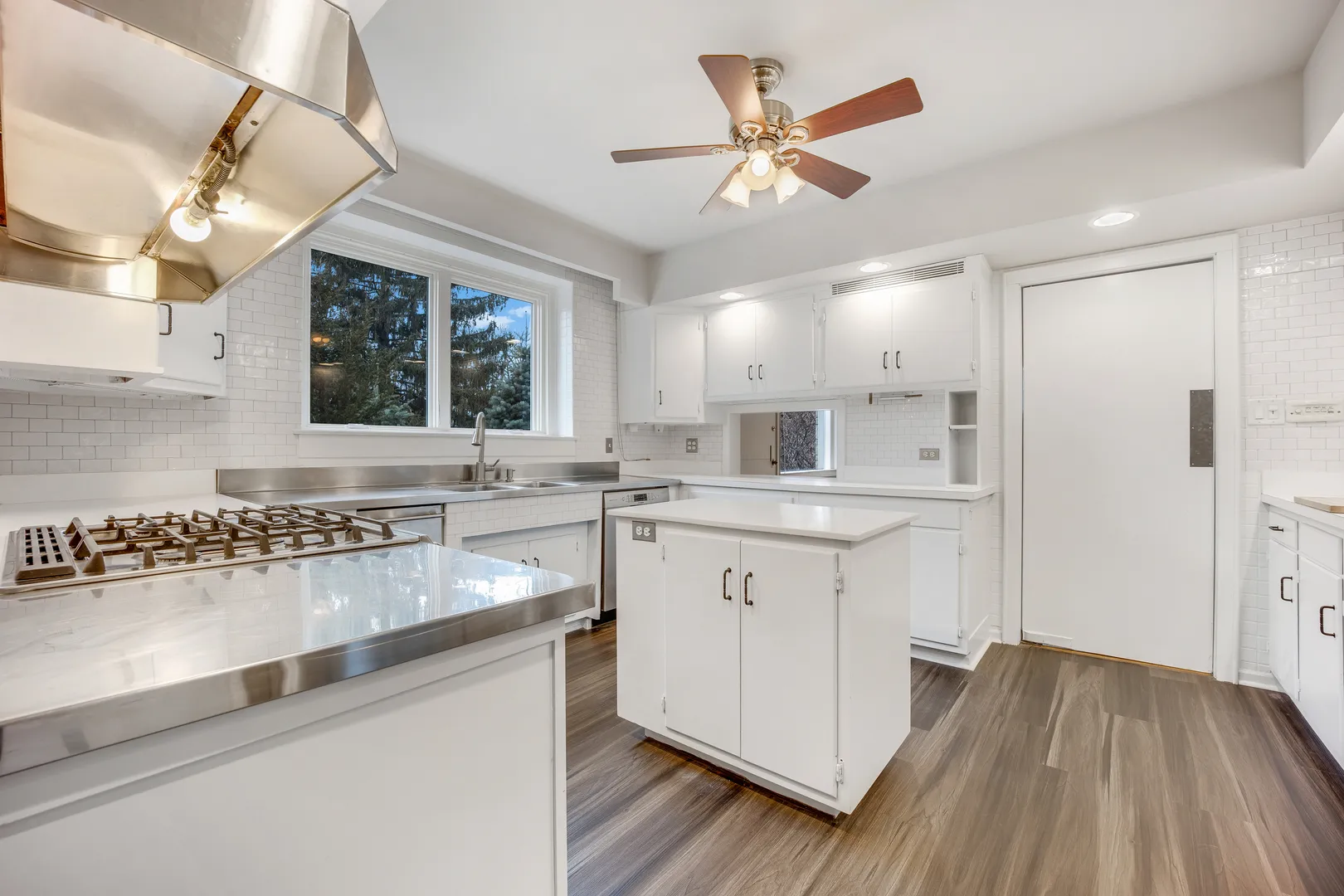 120 E 8th St, , 60521, USA 60521-Hinsdale-IL