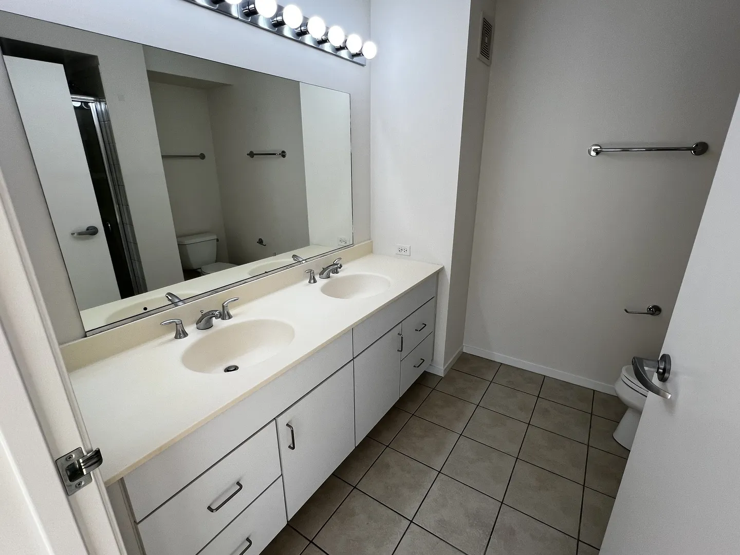 9655 Woods Dr, ,  60077, USA 60077-Skokie-IL