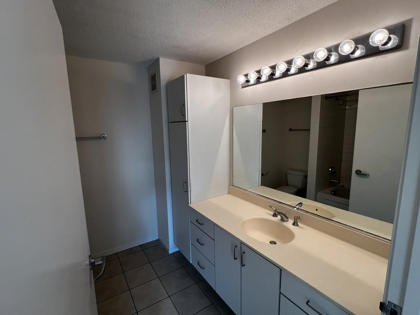 9655 Woods Dr, ,  60077, USA 60077-Skokie-IL