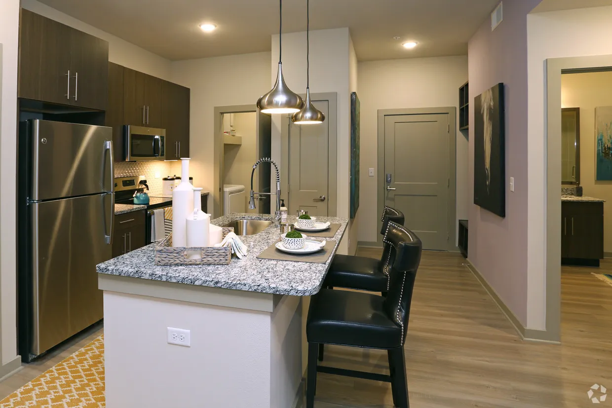 670 E Algonquin Rd, ,  60173, USA 60173-Schaumburg-IL
