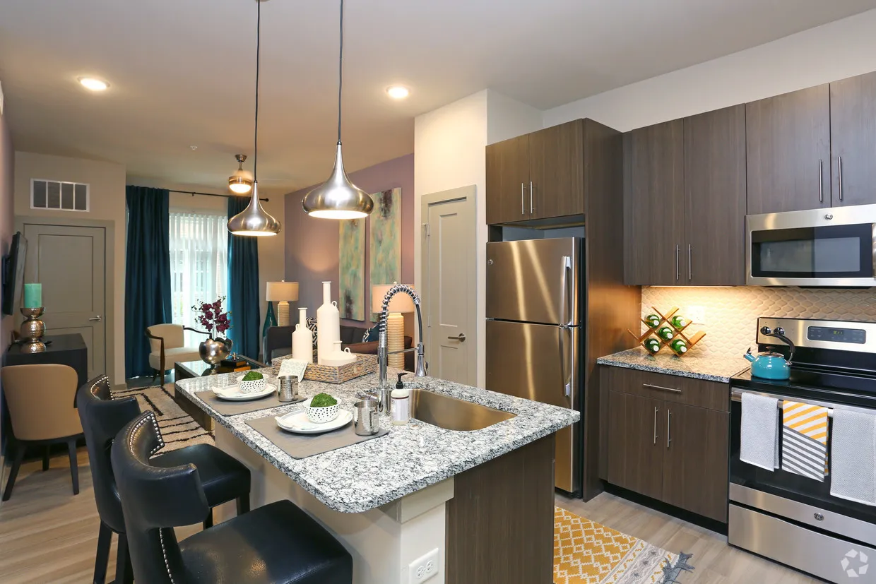 670 E Algonquin Rd, ,  60173, USA 60173-Schaumburg-IL