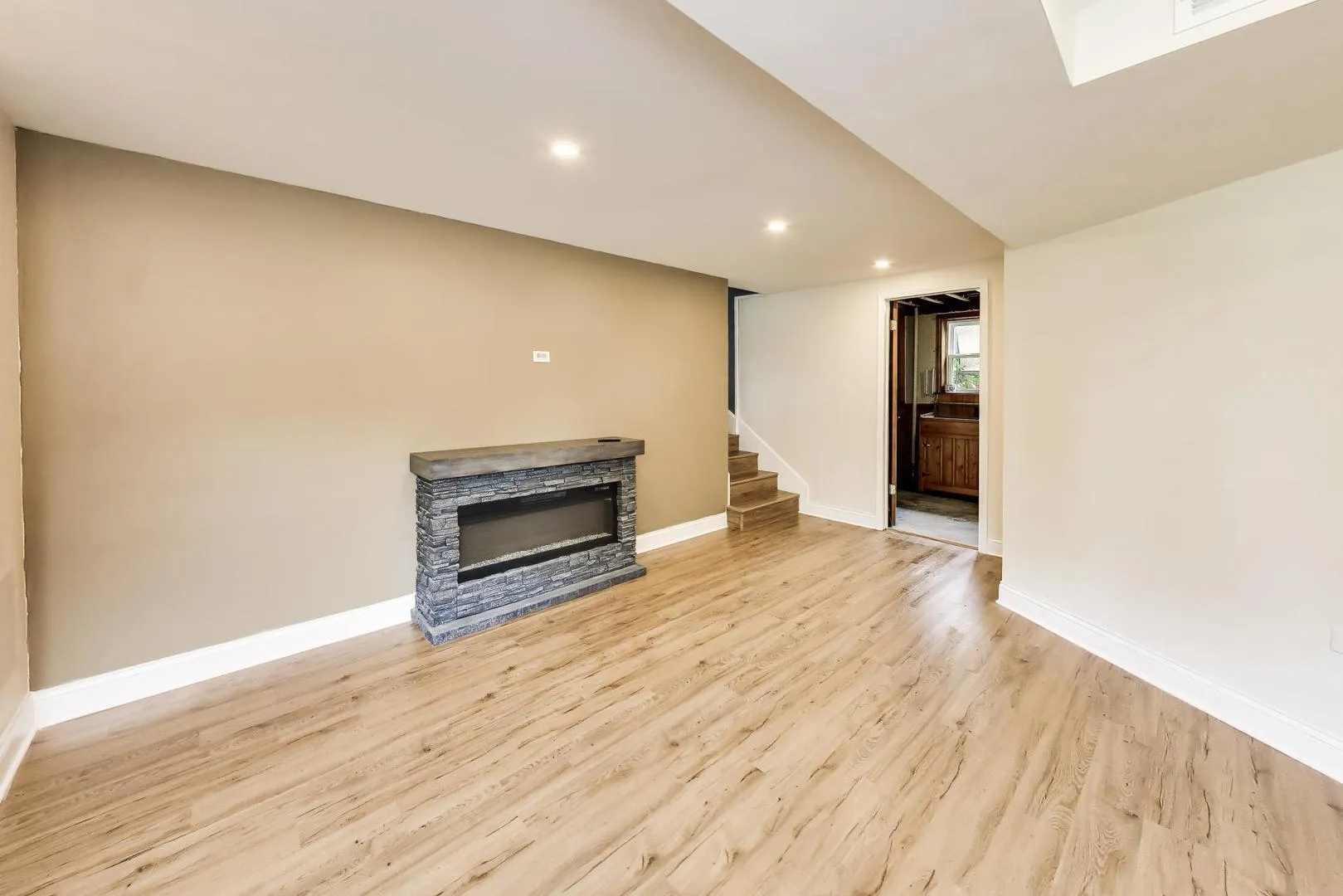 679 Spring Rd, ,  60126, USA 60126-Elmhurst-IL