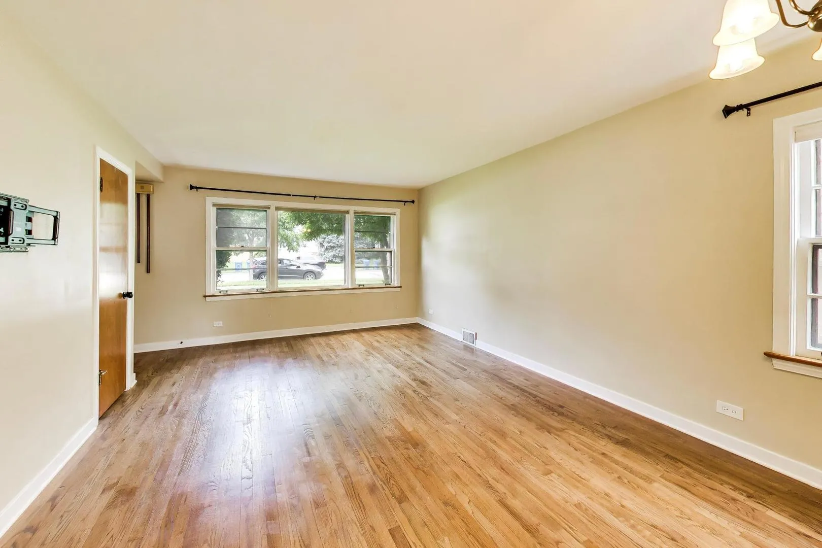 679 Spring Rd, ,  60126, USA 60126-Elmhurst-IL