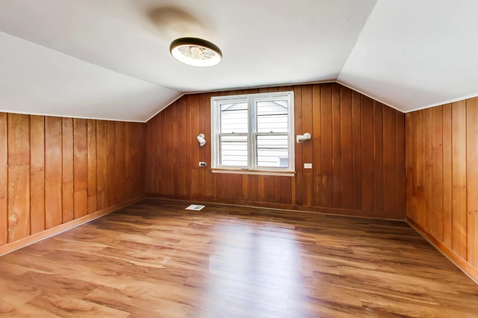679 Spring Rd, ,  60126, USA 60126-Elmhurst-IL