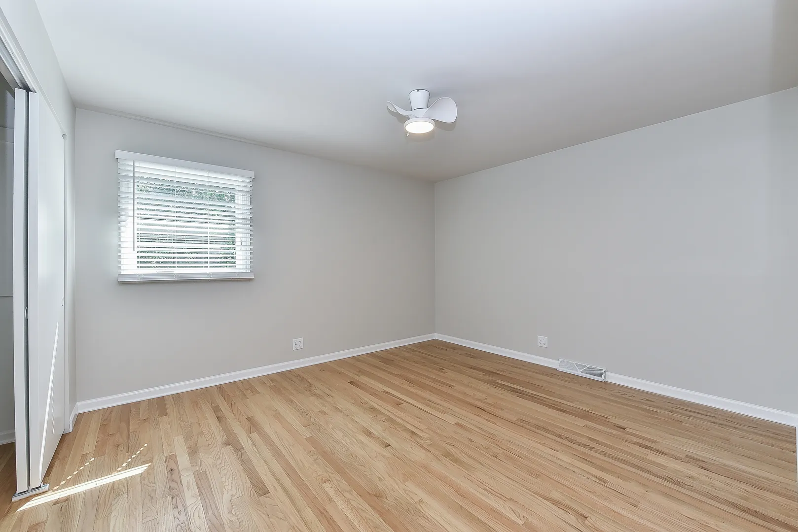 5S480 Campbell Dr, ,  60563, USA 60563-Naperville-IL