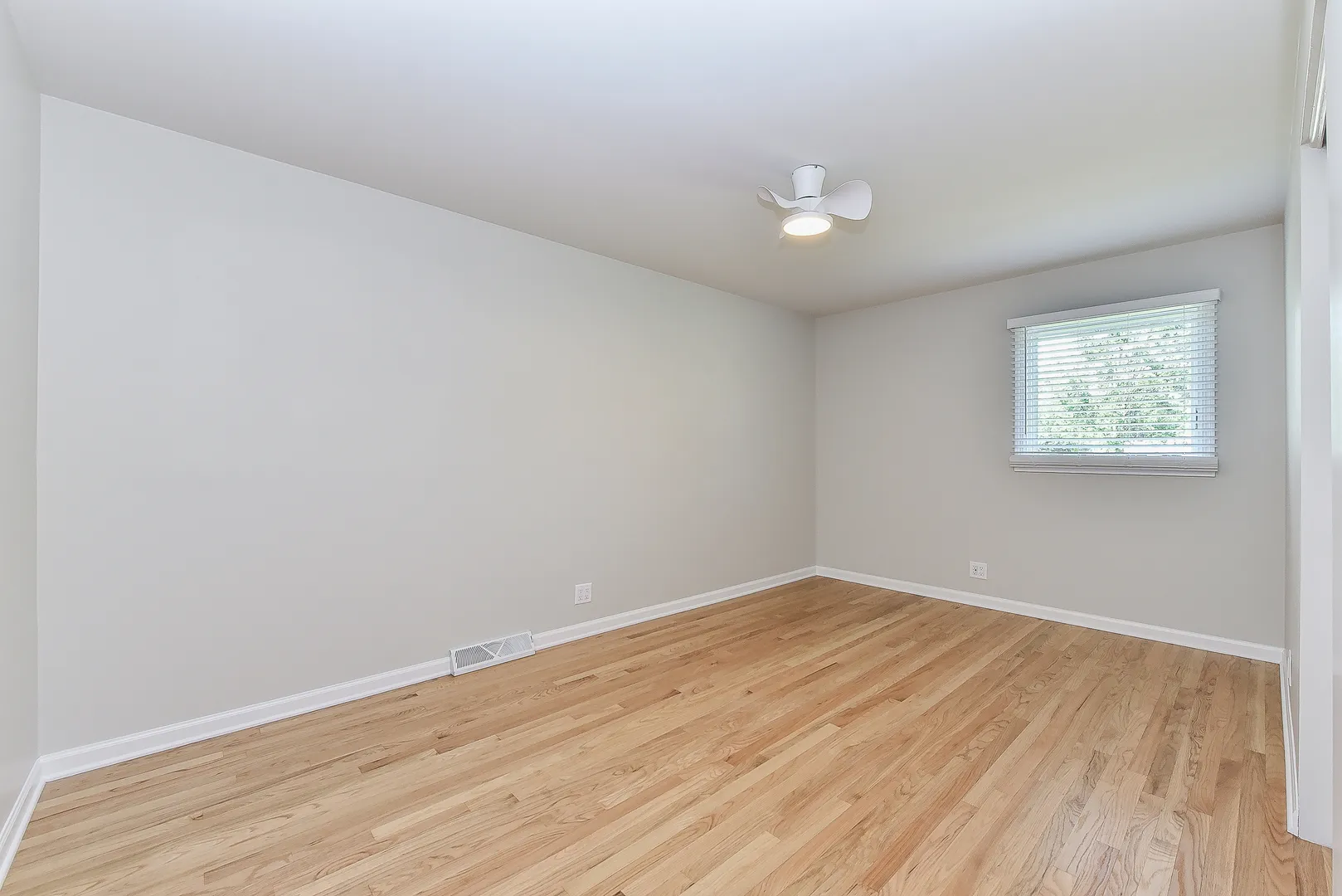 5S480 Campbell Dr, ,  60563, USA 60563-Naperville-IL