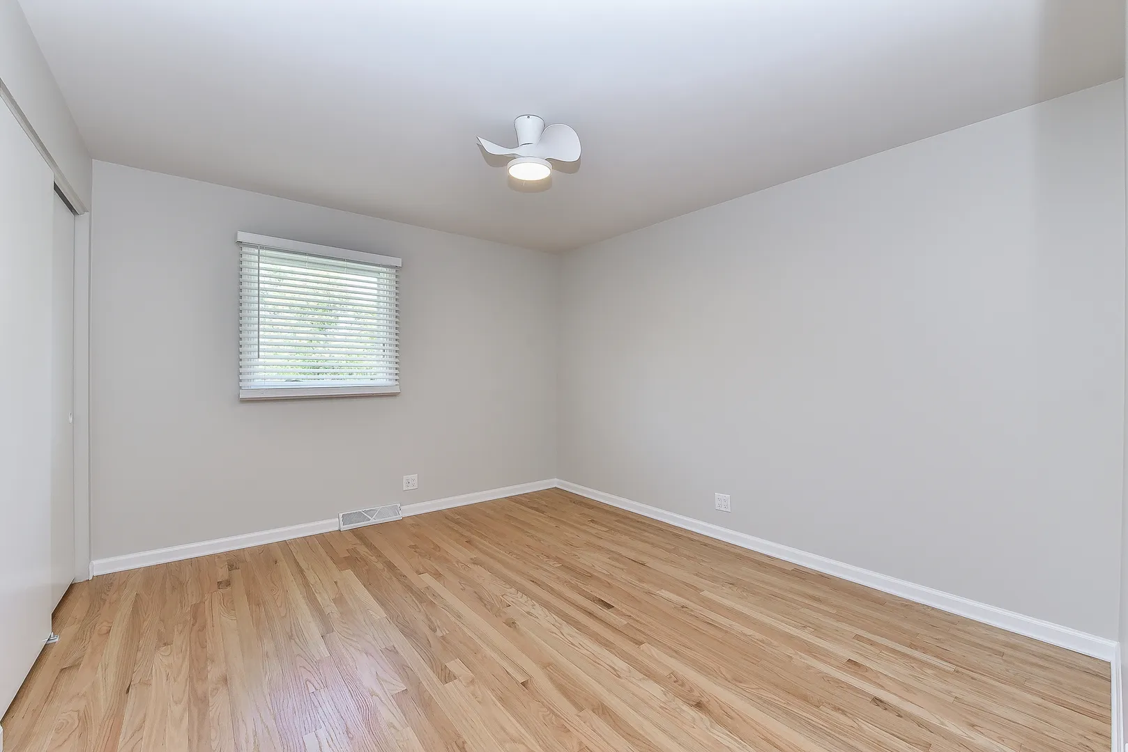 5S480 Campbell Dr, ,  60563, USA 60563-Naperville-IL