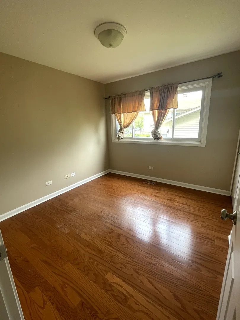 2S525 Lloyd Ave, ,  60148, USA 60148-Lombard-IL