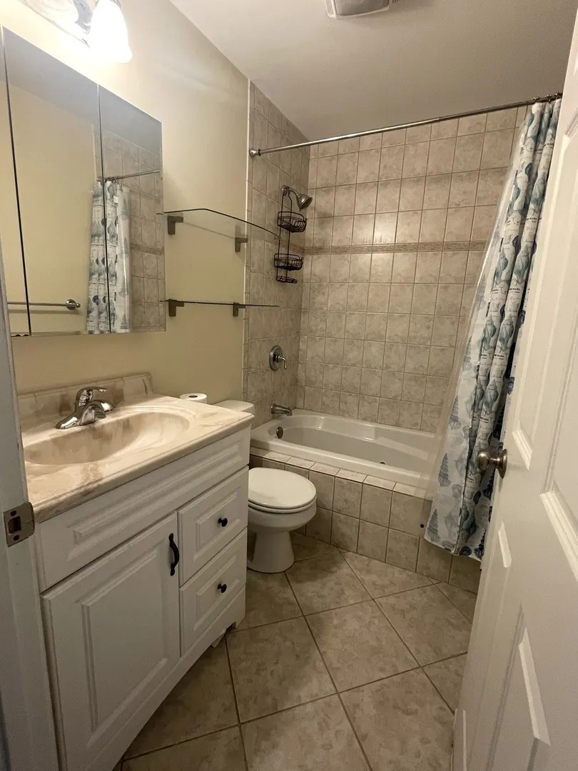 2S525 Lloyd Ave, ,  60148, USA 60148-Lombard-IL