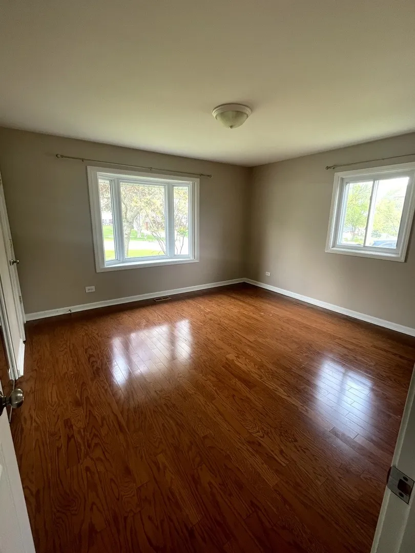 2S525 Lloyd Ave, ,  60148, USA 60148-Lombard-IL