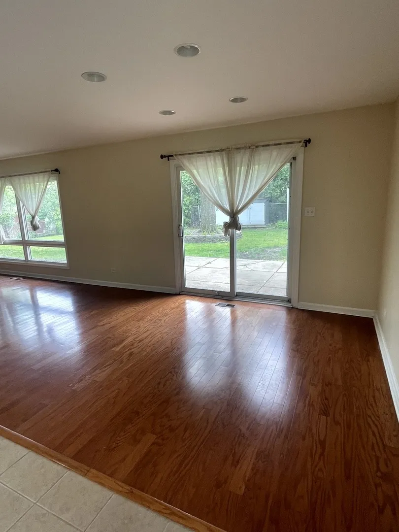 2S525 Lloyd Ave, ,  60148, USA 60148-Lombard-IL