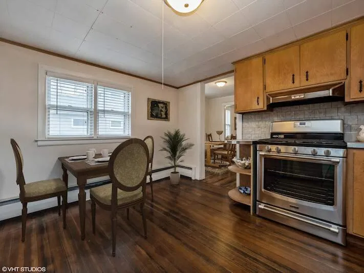 209 W Main St, ,  60010, USA 60010-Barrington-IL