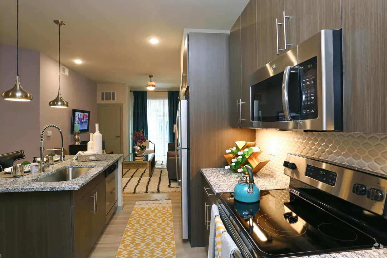 670 E Algonquin Rd, ,  60173, USA 60173-Schaumburg-IL