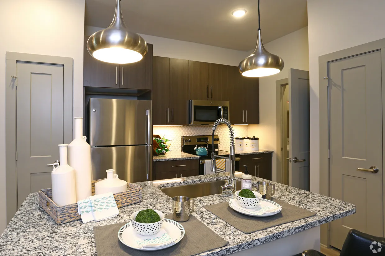 670 E Algonquin Rd, ,  60173, USA 60173-Schaumburg-IL