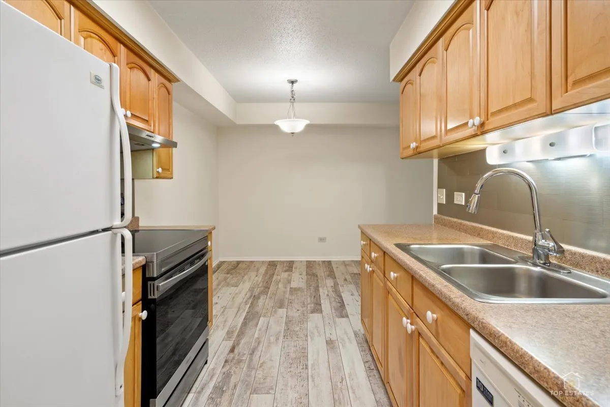 909 Buccaneer Dr, , 60173, USA 60173-Schaumburg-IL