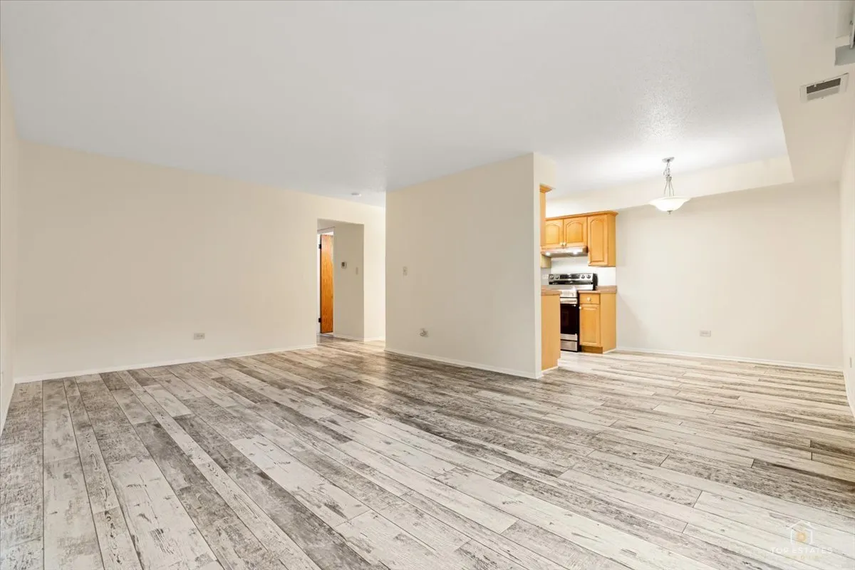 909 Buccaneer Dr, , 60173, USA 60173-Schaumburg-IL