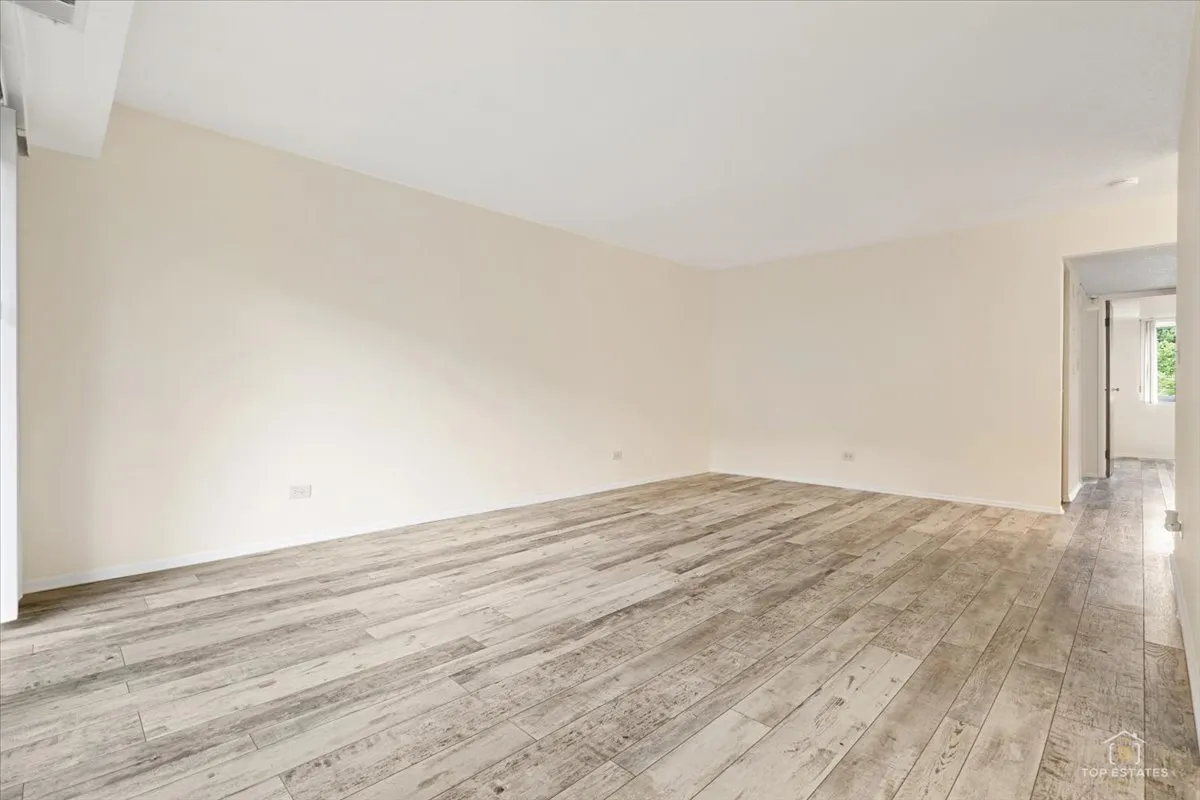 909 Buccaneer Dr, , 60173, USA 60173-Schaumburg-IL