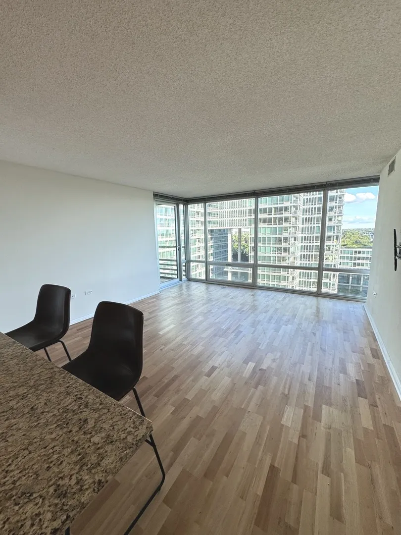 9725 Woods Dr, ,  60077, USA 60077-Skokie-IL