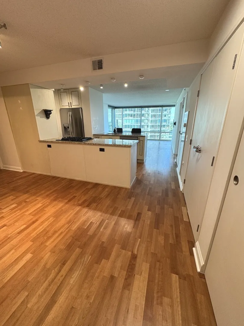 9725 Woods Dr, ,  60077, USA 60077-Skokie-IL