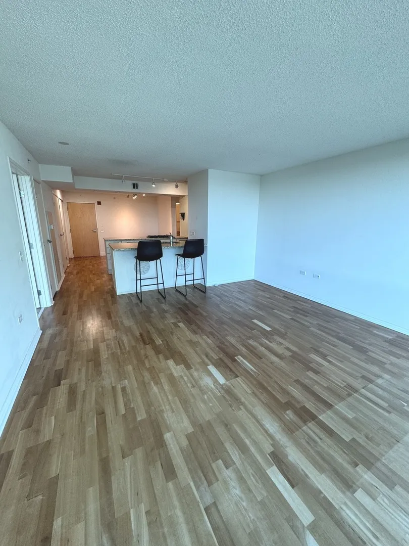 9725 Woods Dr, ,  60077, USA 60077-Skokie-IL