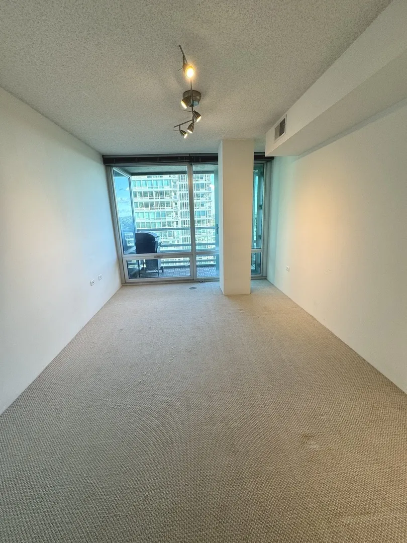 9725 Woods Dr, ,  60077, USA 60077-Skokie-IL