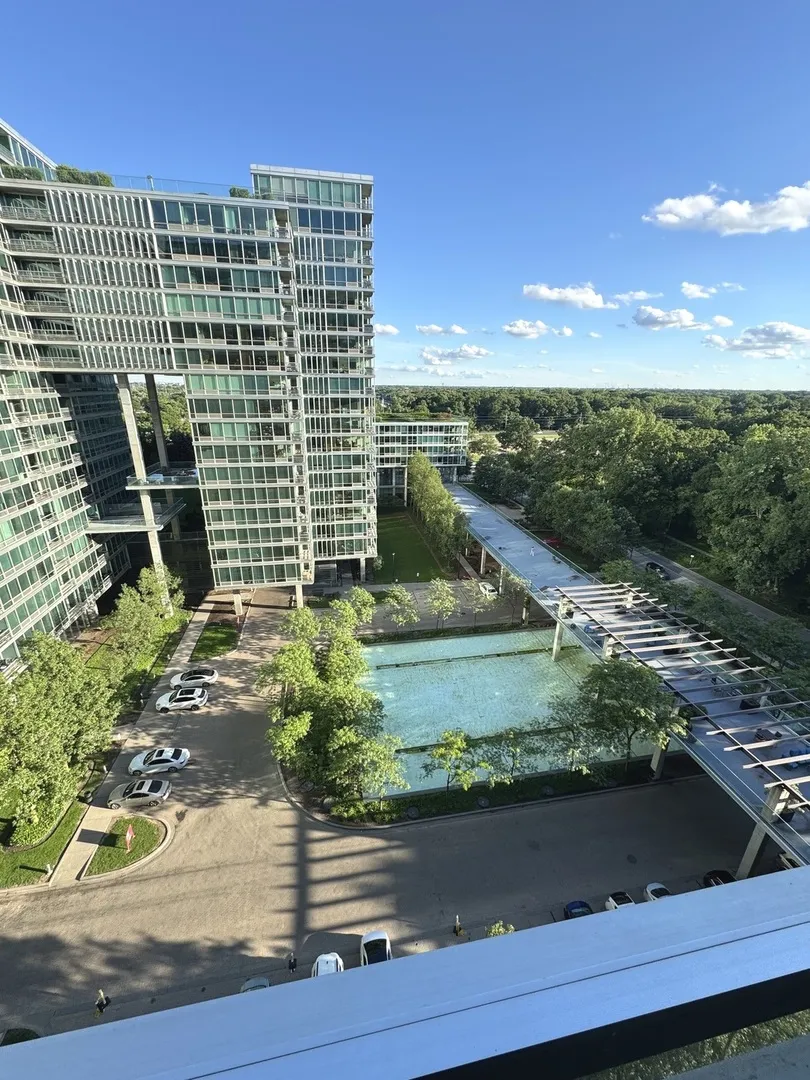 9725 Woods Dr, ,  60077, USA 60077-Skokie-IL