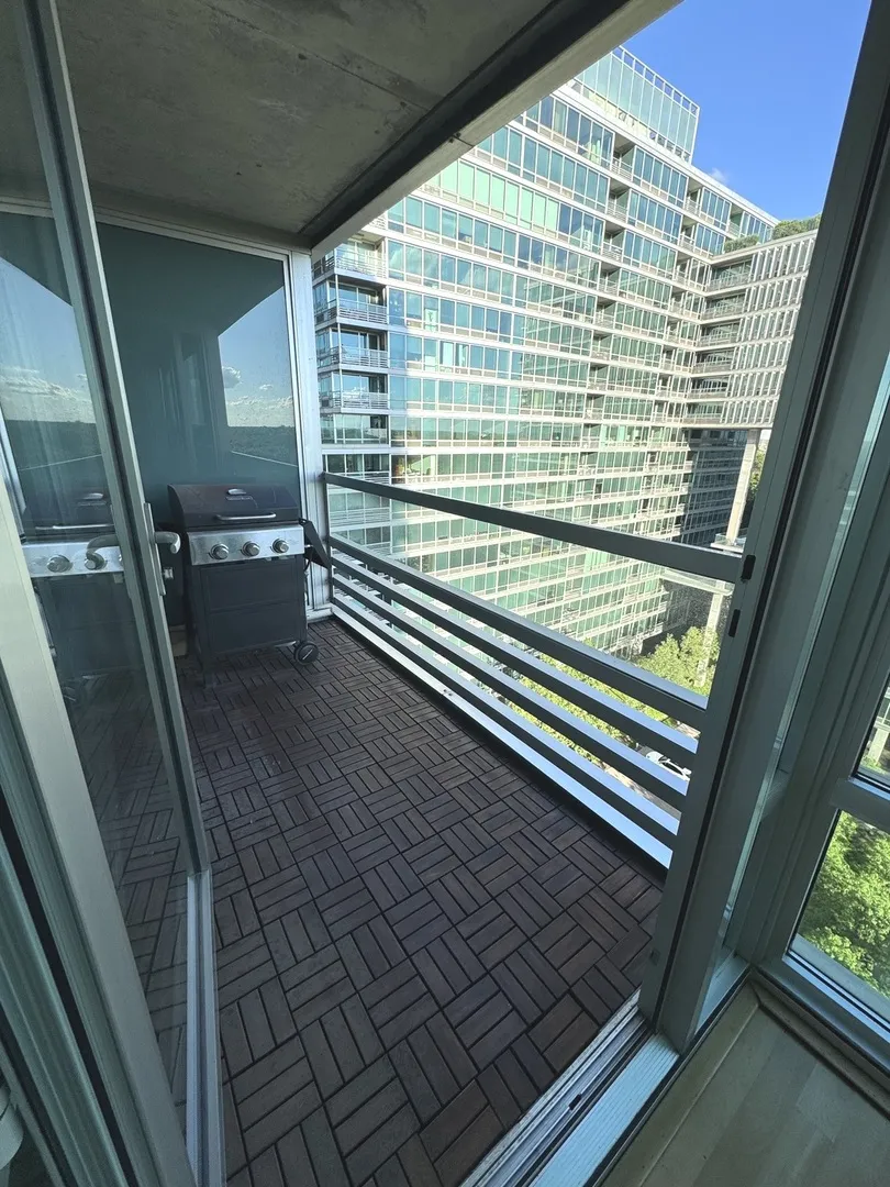 9725 Woods Dr, ,  60077, USA 60077-Skokie-IL